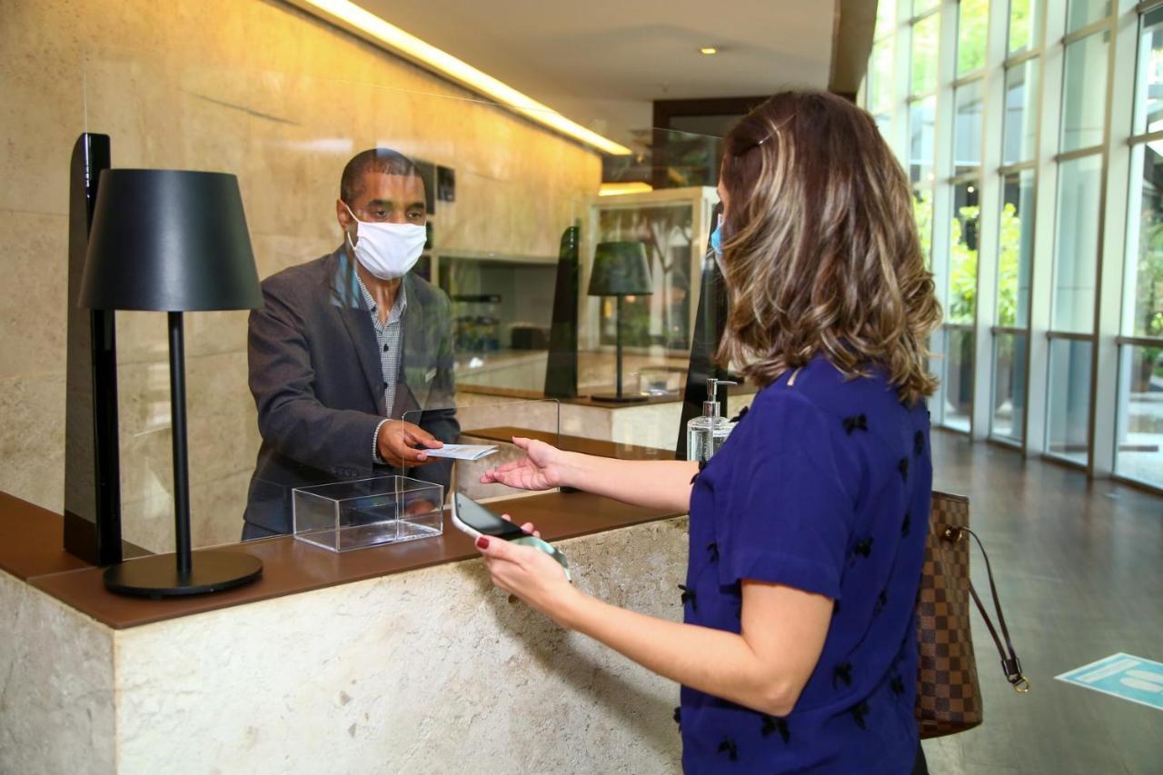 Radisson Vila Olimpia São Paulo Eksteriør billede A guest checking in at a hotel