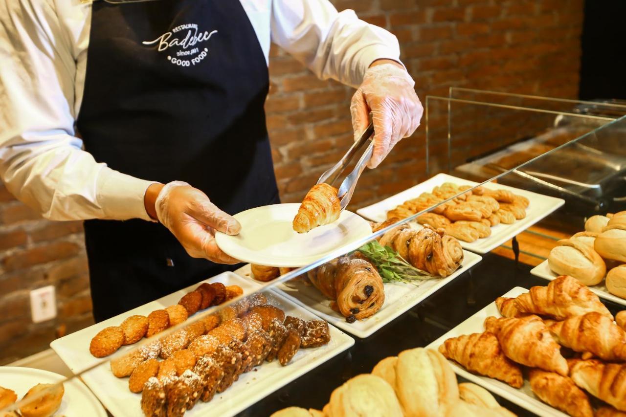Radisson Vila Olimpia São Paulo Eksteriør billede A pastry chef serving pastries